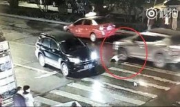 爆料女子被车压死视频,女子遭车压身亡，现场视频曝光引众怒
